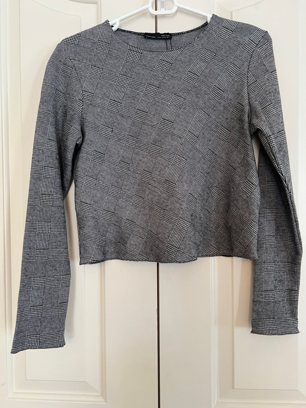 Zara Soft Fabric Black and White Glen Plaid Cropped Long Sleeves Top
Size S